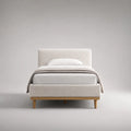 Lit simple rembourré 90 × 190 cm en tissu écru avec pieds en bois massif